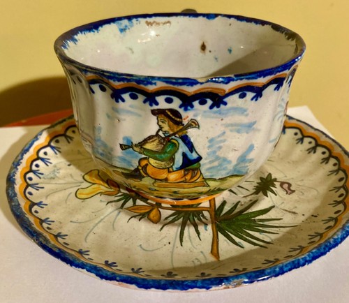 Tasse sous - tasse, ancienne